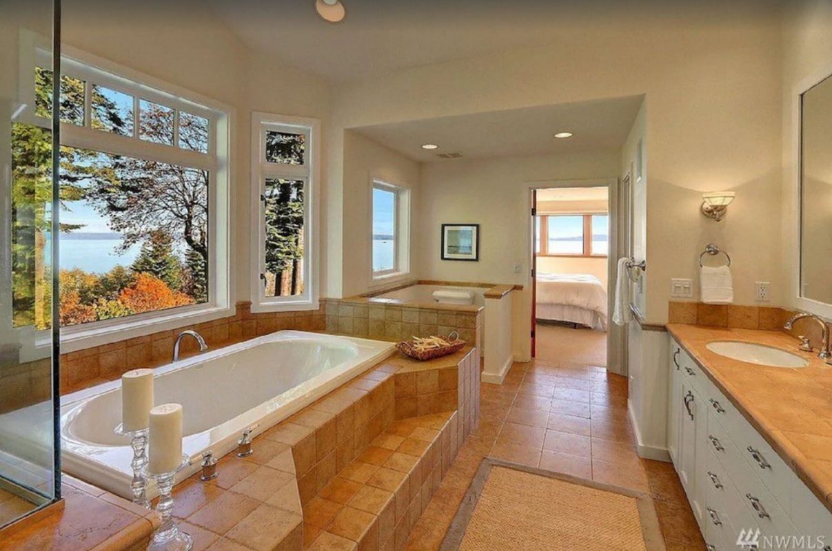 Gallery 14 - Puget Sound View Estate with Beach Access