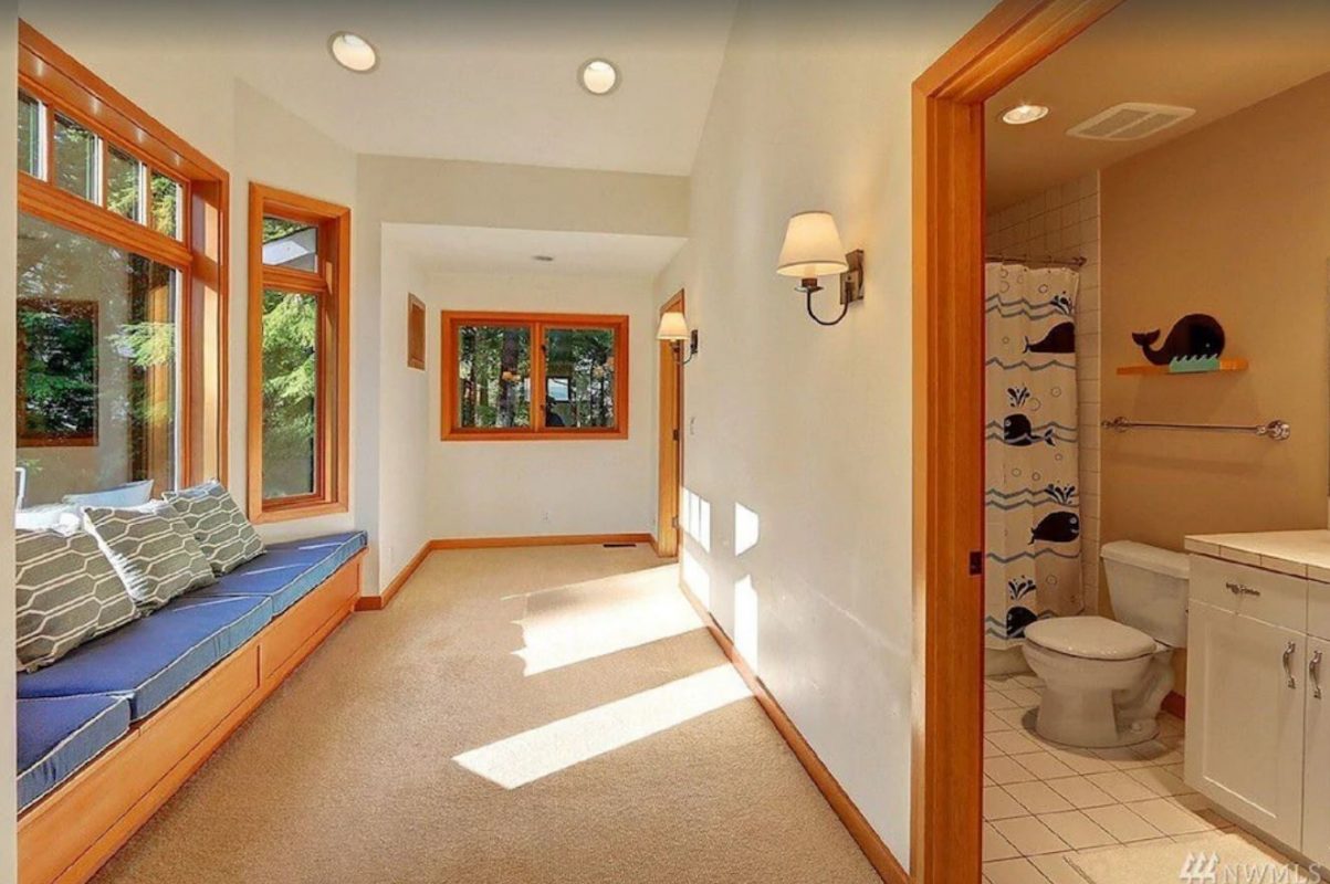 Gallery 16 - Puget Sound View Estate with Beach Access