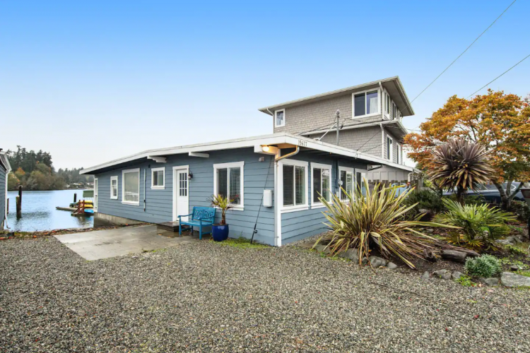 Gallery 10 - Adorable single-level, waterfront getaway with full kitchen, dock & kayaks