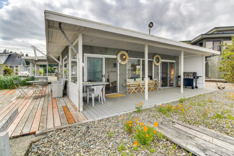 Gallery 2 - Stylish 3BR Oceanfront Deck W/D