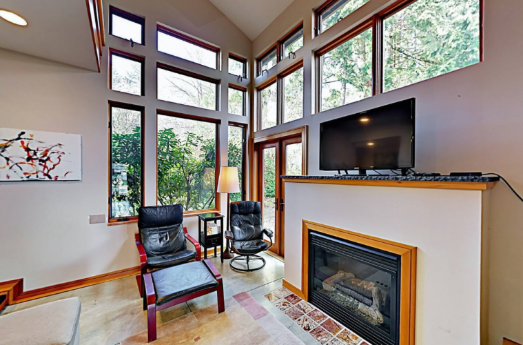 Gallery 6 - Charming Downtown Townhouse w/Fireplace and Patio- Walk to Farmers' Market