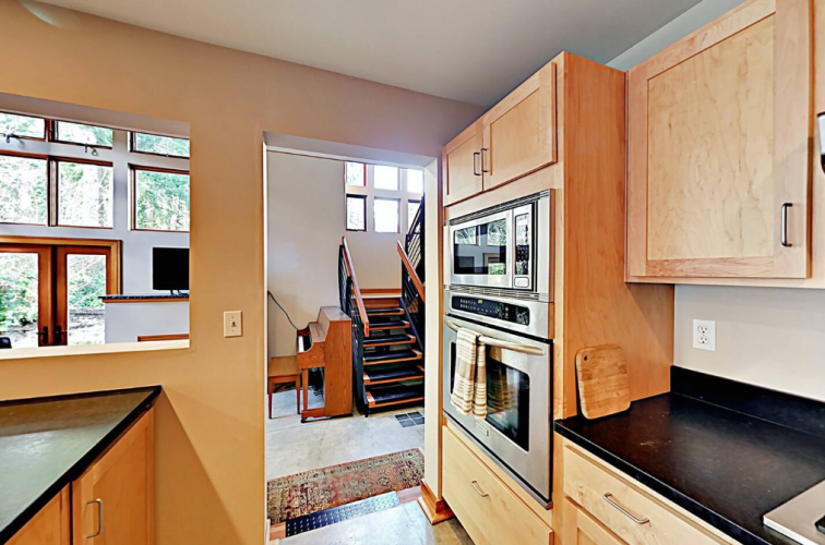 Gallery 8 - Charming Downtown Townhouse w/Fireplace and Patio- Walk to Farmers' Market