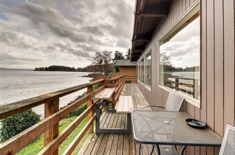 Gallery 20 - Charming Waterfront Home with Furnished Deck and Beach Access