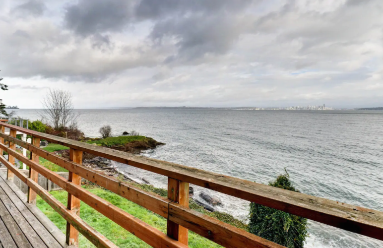 Gallery 22 - Charming Waterfront Home with Furnished Deck and Beach Access