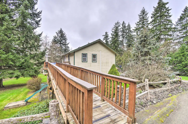 Gallery 17 - Central 4-Acre Cottage w/Deck: Walk to Bay!
