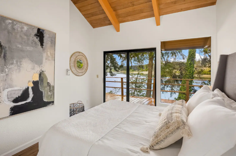 Gallery 18 - Updated beachfront home with private beach